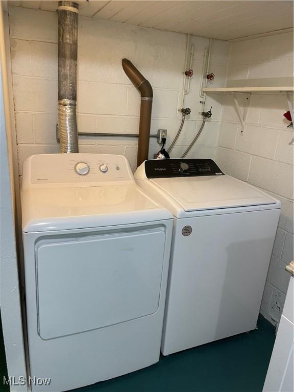 6466 Concord Rd Unit M4, Parma, OH 44134 - laundry area with washing machine and clothes dryer and concrete block wall