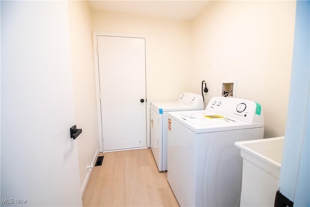 7142 N Oxshire Pl, Concord, OH 44077 - laundry room featuring washing machine and clothes dryer and light wood-style flooring