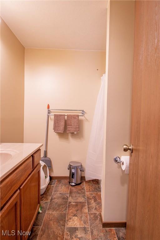 2262 Pine Top Ct Unit 31, Akron, OH 44319 - full bath featuring vanity, stone finish flooring, and a shower with shower curtain