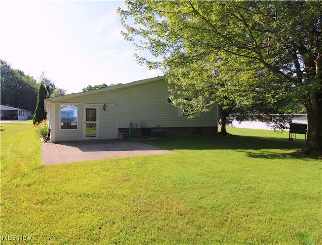 226 Troy Oaks Dr, Hiram, OH 44234 - rear view of property featuring a patio and a lawn