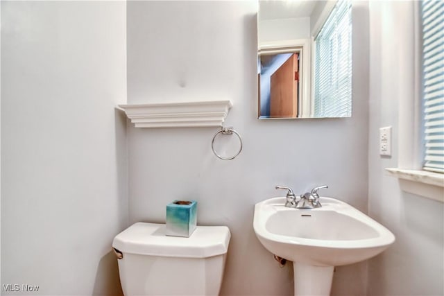 2607 Ashurst Rd, University Heights, OH 44118 - half bath featuring plenty of natural light