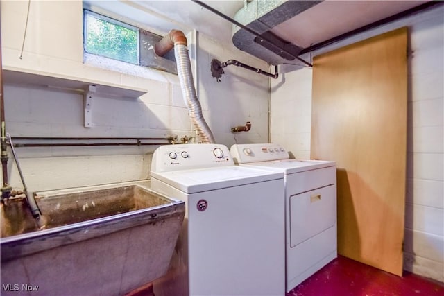 2607 Ashurst Rd, University Heights, OH 44118 - laundry area featuring washer and dryer and concrete block wall