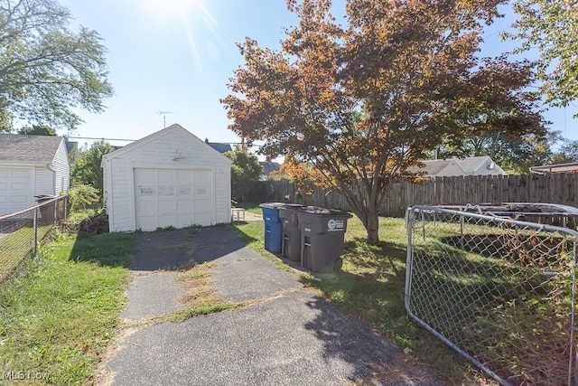 1387 Glenview Rd, Toledo, OH 43614 - detached garage with driveway