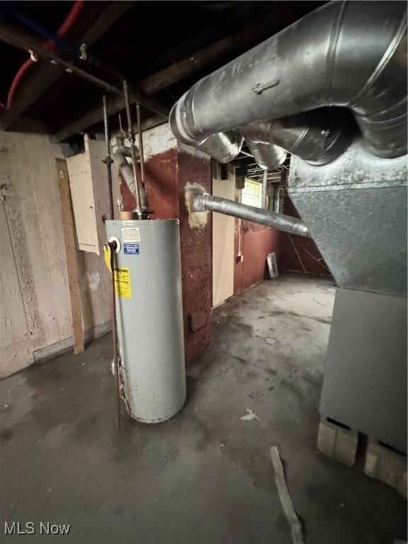 3038 E 130th St, Cleveland, OH 44120 - unfinished below grade area with water heater