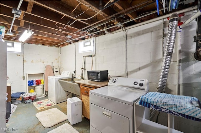 1433 Raleigh Blvd, Copley, OH 44321 - laundry room featuring separate washer and dryer