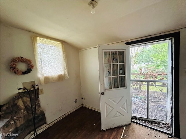 518 Jefferson Ave, Cambridge, OH 43725 - entryway featuring vaulted ceiling and wood finished floors