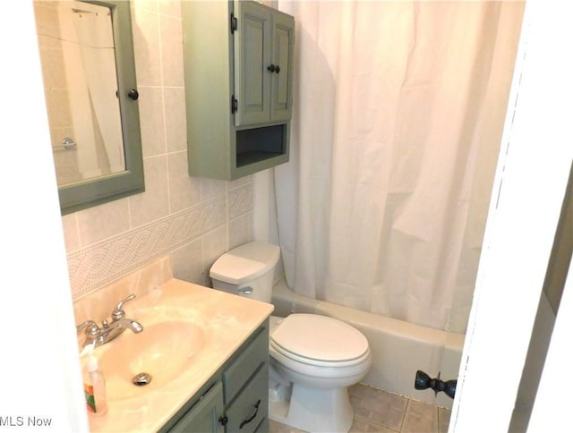 3233 Wilson Ave, Ashtabula, OH 44004 - full bath featuring vanity, shower / tub combo, tile walls, and backsplash