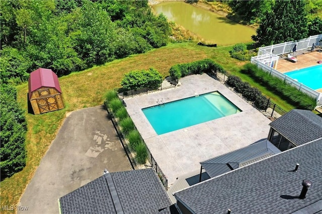 191 Maple Leaf Dr, Hubbard, OH 44425 - drone / aerial view of a pool area and a large body of water