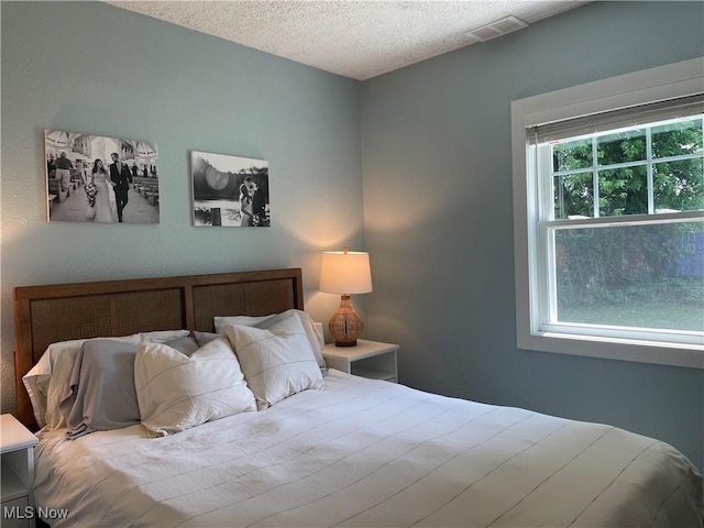 35958 Hiawatha Blvd, Eastlake, OH 44095 - bedroom with a textured ceiling