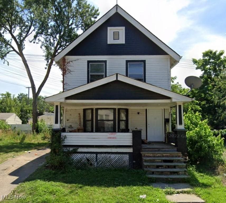14600 Potomac Ave, East Cleveland, OH 44112 - american foursquare style home with a porch and a front lawn