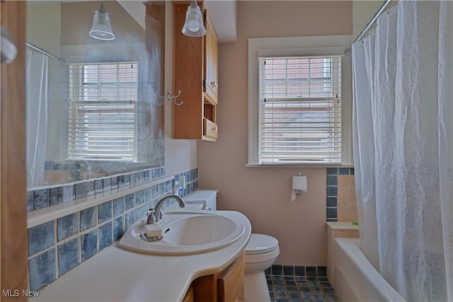 4019 Euclid Blvd, Youngstown, OH 44512 - full bathroom with vanity, plenty of natural light, backsplash, and shower / bath combination with curtain