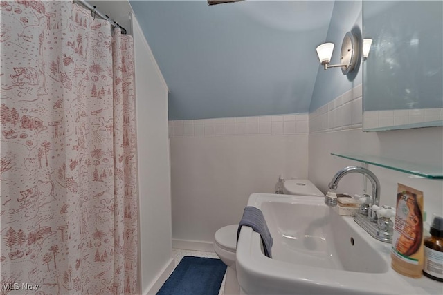 4019 Euclid Blvd, Youngstown, OH 44512 - full bath featuring vaulted ceiling, a shower with curtain, and tile patterned flooring