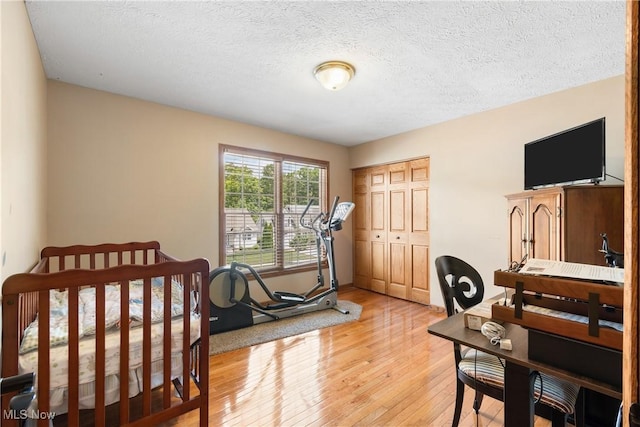 3100 Ravineview Cir, Stow, OH 44224 - bedroom featuring light wood-style flooring, a closet, and a textured ceiling