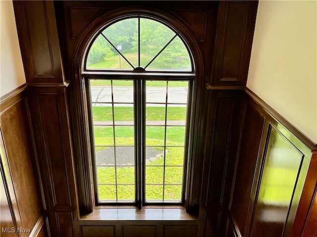 23547 Quail Holw, Westlake, OH 44145 - detailed view of a decorative wall and wainscoting