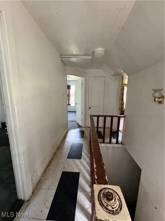 699 E 156th St, Cleveland, OH 44110 - hall featuring vaulted ceiling