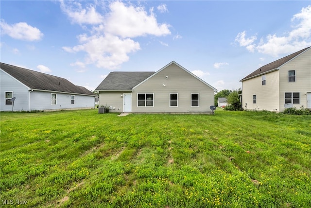1350 Elmside St, Alliance, OH 44601 - rear view of property with a yard