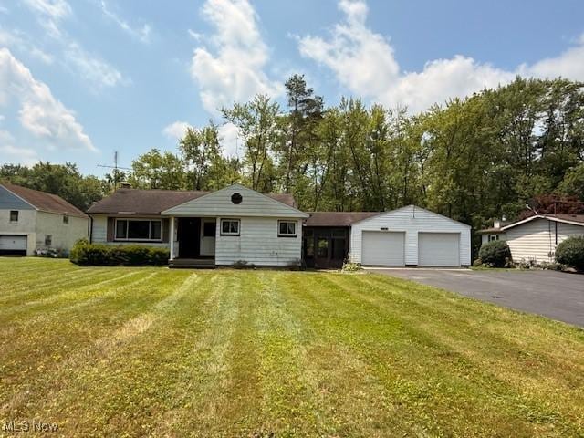 5783 Eagle Creek Rd, Leavittsburg, OH 44430 - ranch-style house with a front yard and a garage