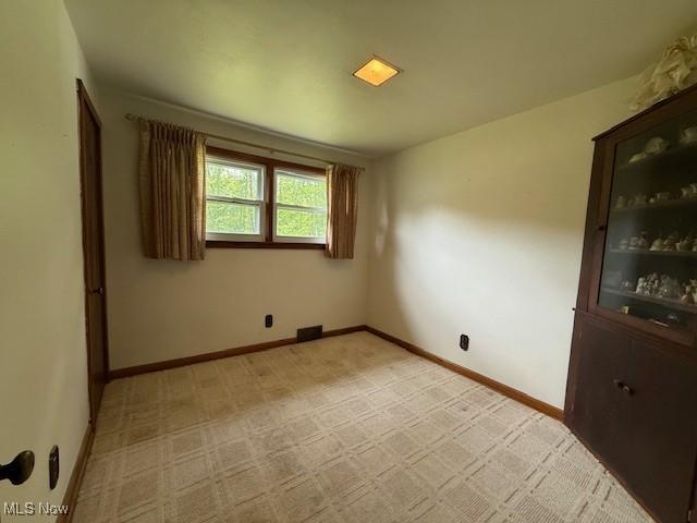 5783 Eagle Creek Rd, Leavittsburg, OH 44430 - empty room featuring light colored carpet and baseboards