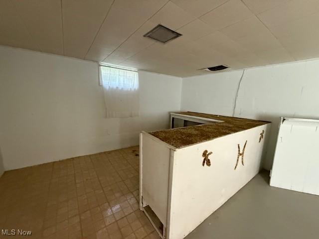 5783 Eagle Creek Rd, Leavittsburg, OH 44430 - kitchen featuring dark countertops and a peninsula