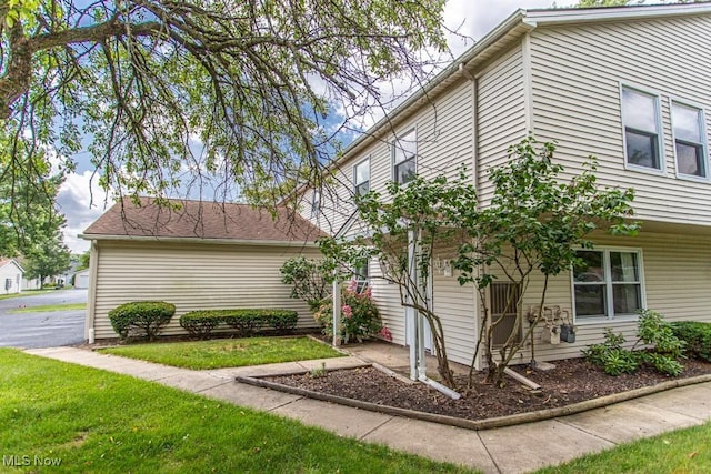 3062 Ivy Hill Cir Unit D, Cortland, OH 44410 - view of side of property featuring a yard
