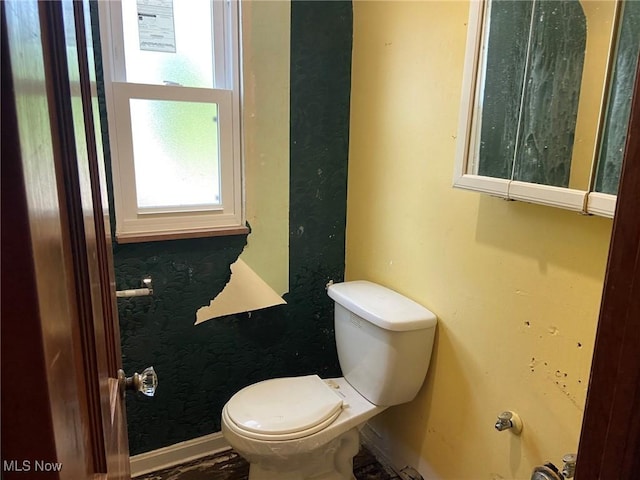 20171 Lake Shore Blvd, Euclid, OH 44123 - bathroom featuring toilet and baseboards