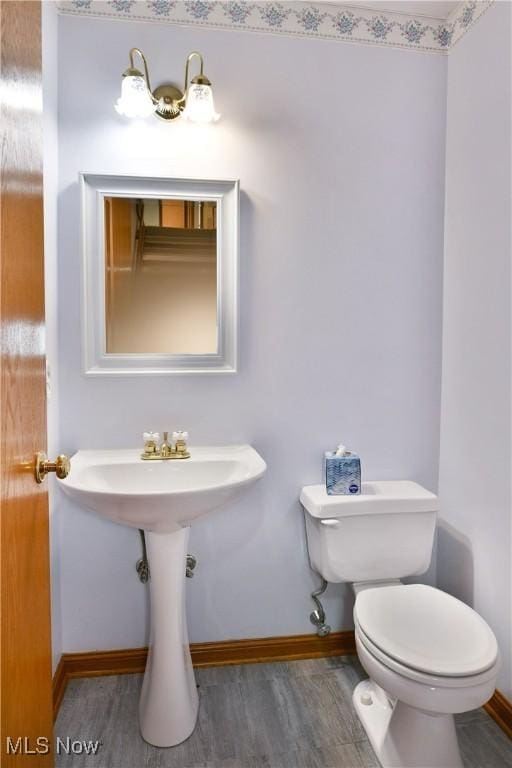 106 N Aspen Ct Unit 4, Warren, OH 44484 - bathroom featuring baseboards and wood finished floors