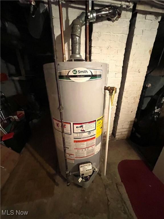 444 5th St NW, New Philadelphia, OH 44663 - utility room with gas water heater