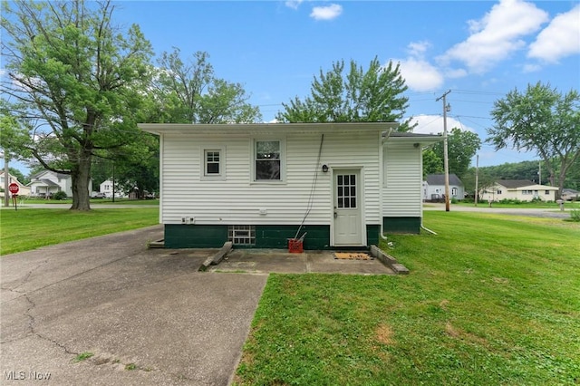 2045 Overland Ave NE, Warren, OH 44483 - back of house featuring a yard
