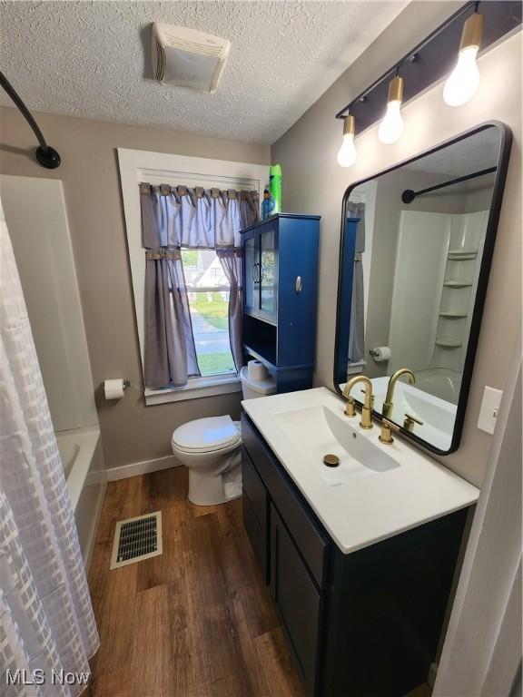 343 Genesee Ave NE, Warren, OH 44483 - bathroom featuring wood finished floors, a textured ceiling, vanity, and shower / bath combination with curtain