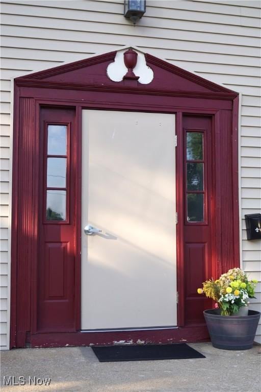 208 2nd St SW, Carrollton, OH 44615 - entrance to property