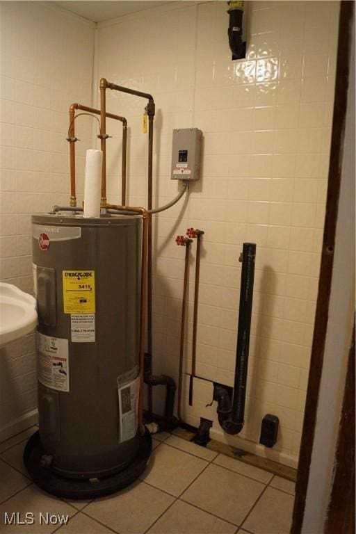 208 2nd St SW, Carrollton, OH 44615 - utility room featuring water heater