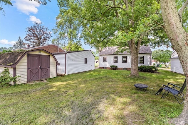 2330 Parkway Blvd, Alliance, OH 44601 - view of grassy yard featuring a storage shed