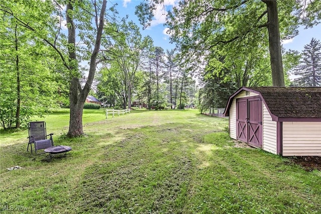2330 Parkway Blvd, Alliance, OH 44601 - view of grassy yard with a shed