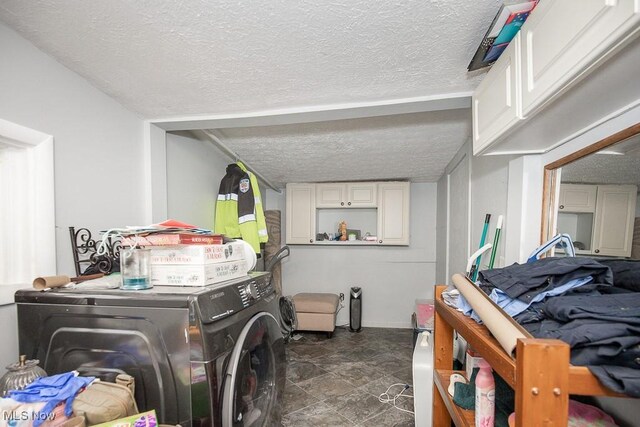 195 S Point Dr, Avon Lake, OH 44012 - washroom featuring washer / dryer and a textured ceiling