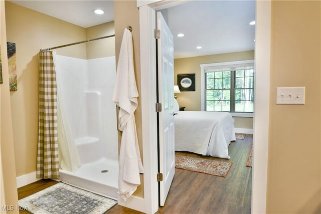 12 Bayview Cir, Cortland, OH 44410 - ensuite bathroom featuring wood finished floors, a shower with curtain, and recessed lighting