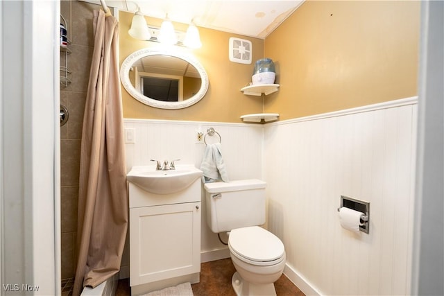 659 Lake Rd, Conneaut, OH 44030 - full bathroom featuring wainscoting, vanity, and a shower with curtain