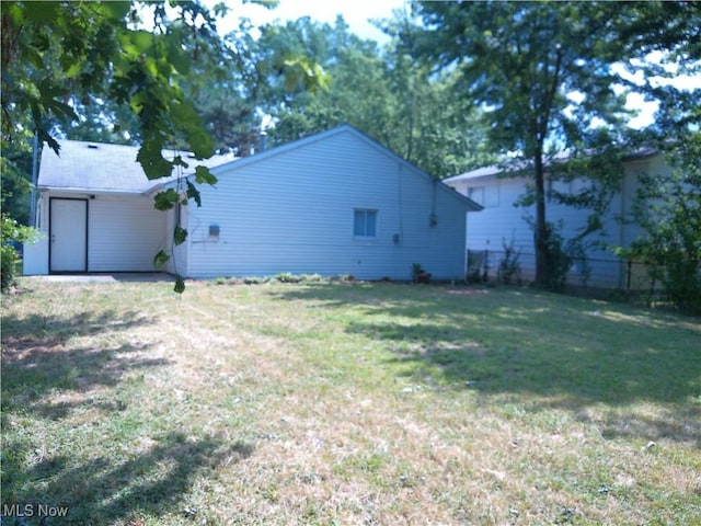 1064 E 168th St, Cleveland, OH 44110 - view of yard