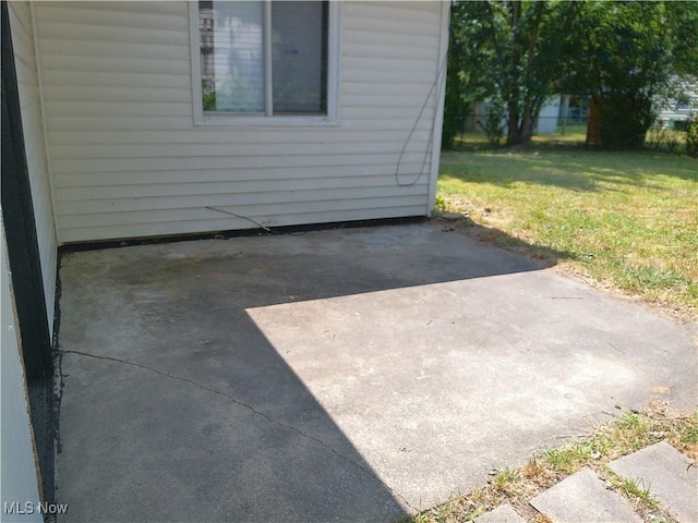 1064 E 168th St, Cleveland, OH 44110 - view of patio / terrace