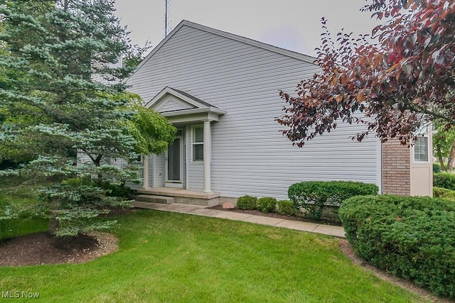583 Mock Orange Cir, Chagrin Falls, OH 44023 - view of front of home featuring a front lawn