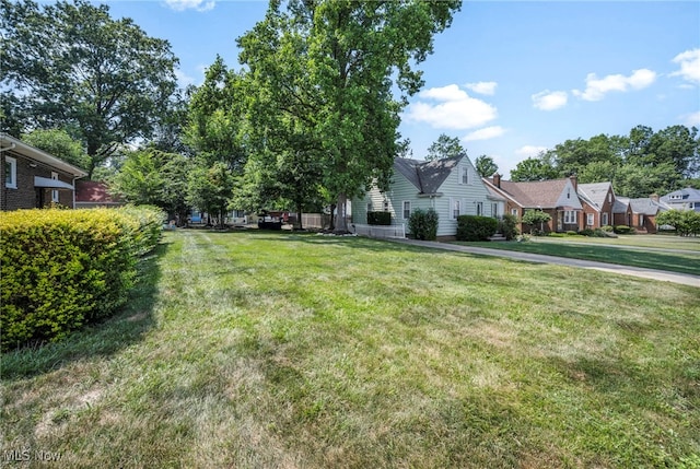 1552 E 254th St, Euclid, OH 44117 - view of green lawn featuring a residential view