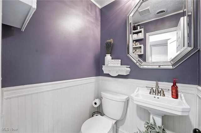 1293 Redtail Hawk Dr Unit 4, Boardman, OH 44512 - bathroom featuring wainscoting and a textured ceiling