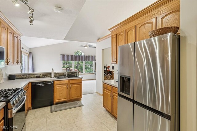 957 Devonwood Dr, Wadsworth, OH 44281 - kitchen with stainless steel appliances, plenty of natural light, a peninsula, ceiling fan, and lofted ceiling