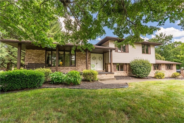 5200 Tanglewood Ave NE, Louisville, OH 44641 - split level home featuring brick siding and a front yard