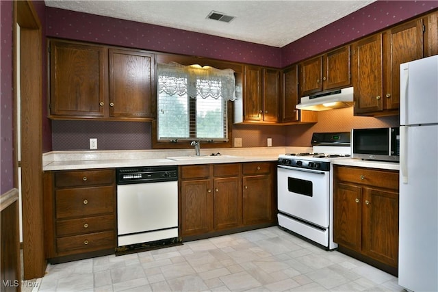 894 Pearson Cir Unit 3, Boardman, OH 44512 - kitchen featuring white appliances, under cabinet range hood, light countertops, and a textured ceiling