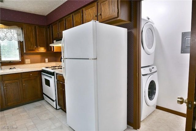 894 Pearson Cir Unit 3, Boardman, OH 44512 - kitchen featuring white appliances, stacked washer / drying machine, under cabinet range hood, and light countertops