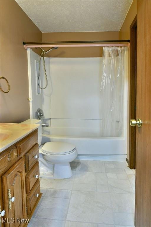 894 Pearson Cir Unit 3, Boardman, OH 44512 - bathroom with shower / tub combo with curtain, vanity, and a textured ceiling
