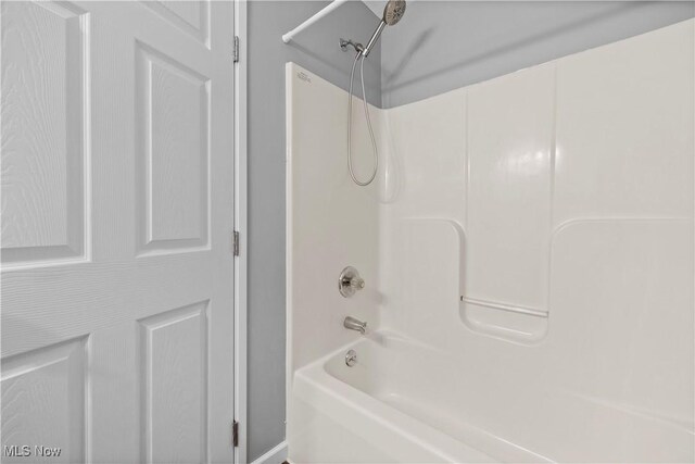 27087 Oakwood Cir Unit 102Y, Olmsted Twp, OH 44138 - bathroom featuring washtub / shower combination