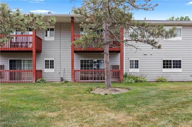 27087 Oakwood Cir Unit 102Y, Olmsted Twp, OH 44138 - rear view of property with a yard