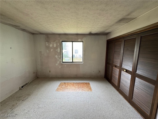 5436 Summerwood Ct Unit C, Willoughby, OH 44094 - unfurnished bedroom featuring carpet floors, a textured ceiling, and a closet