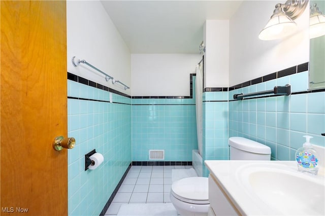 3945 Palisades Dr, Weirton, WV 26062 - full bath featuring tile walls, tile patterned floors, vanity, bathtub / shower combination, and wainscoting